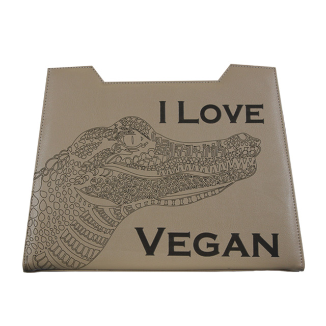 Sandfarbenes Design mit Alligator Gravur plus i love vegan 
